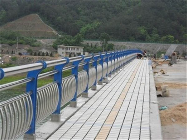 黄石不锈钢桥梁护栏的特性及其在现代建筑中的应用